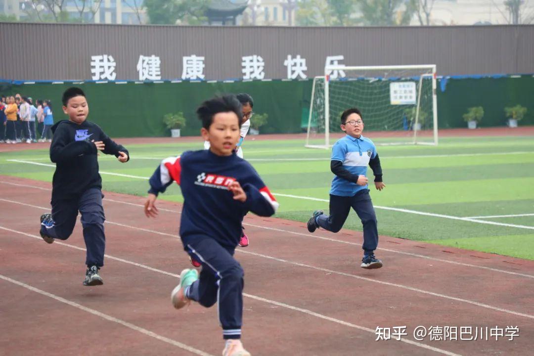 在測試過程中,同學們表現井然有序,積極配合,努力完成每項測試,展現出