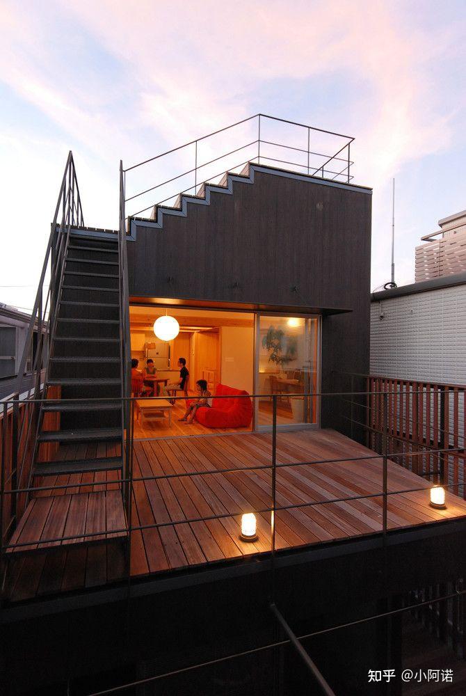 如果是自家的独栋,屋顶上一般会有一个半层带顶的室内 半层露台.