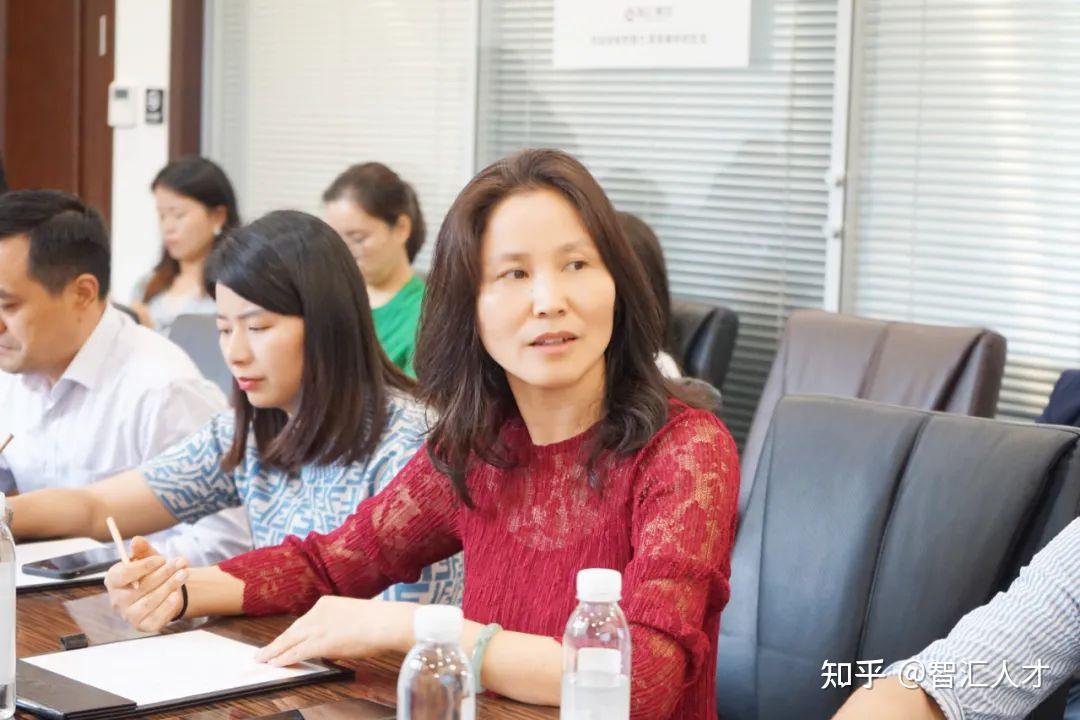 在智汇集团总部办公大楼,王总监首先向代表们介绍了智汇集团的发展