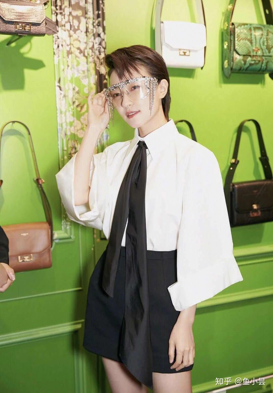 焦俊艳紫色西装气质真好品牌太让人意外不说真的想不到