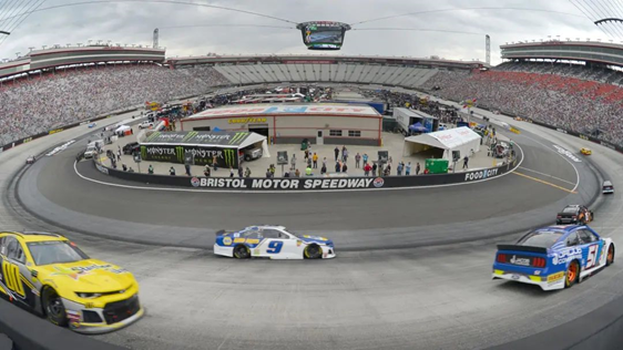 赛场的座席成闭合圈状,包围着环形赛道,所以观赛既不受高度影响,也没