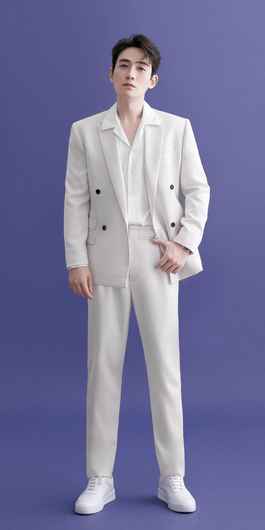 有没有朱一龙的全身照或者舍不得删除的相片