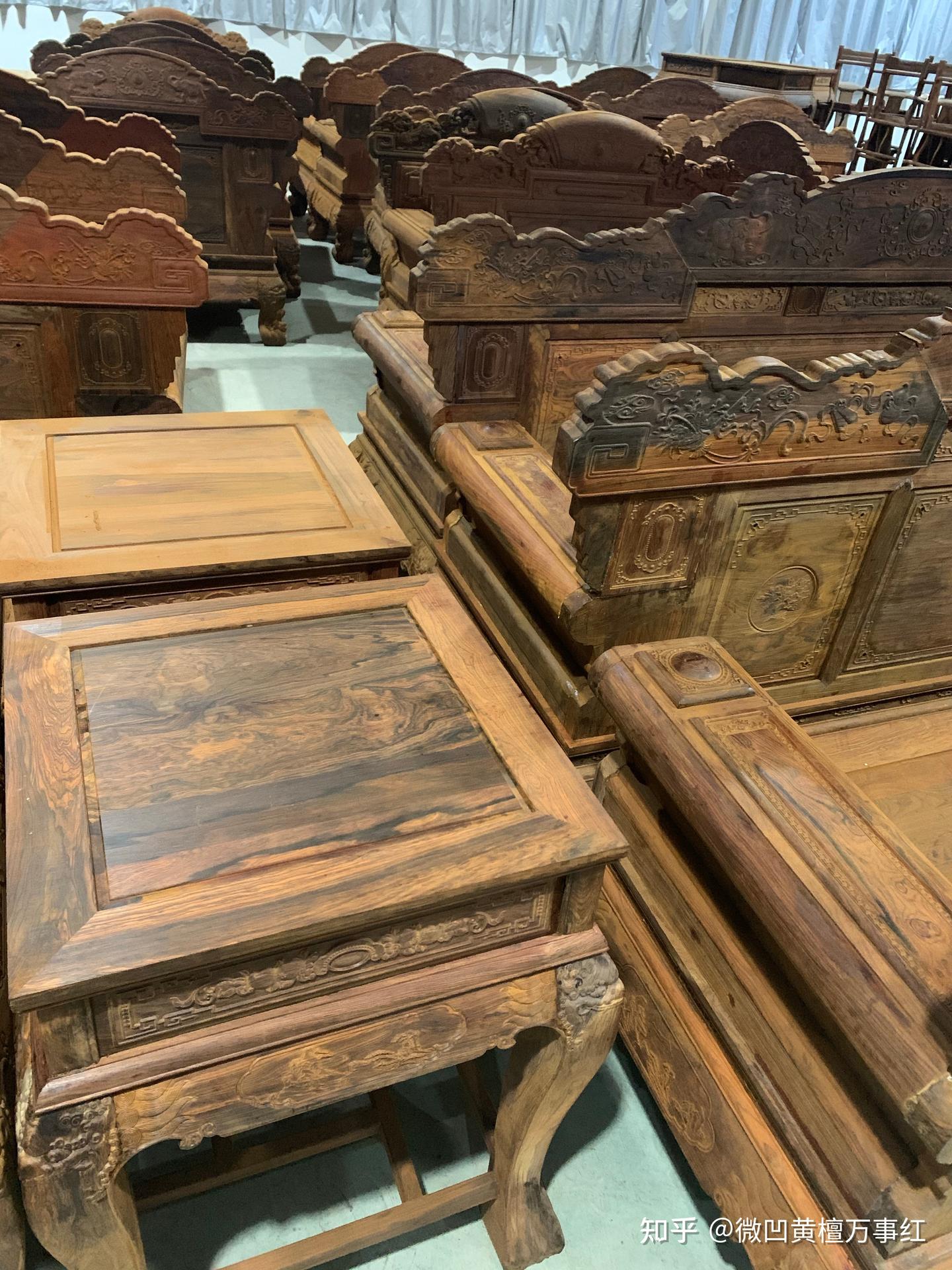 红木葡萄雕 上个世纪的家具木雕一串带叶子的葡萄库存照片. 图片包括有木头, 一堆