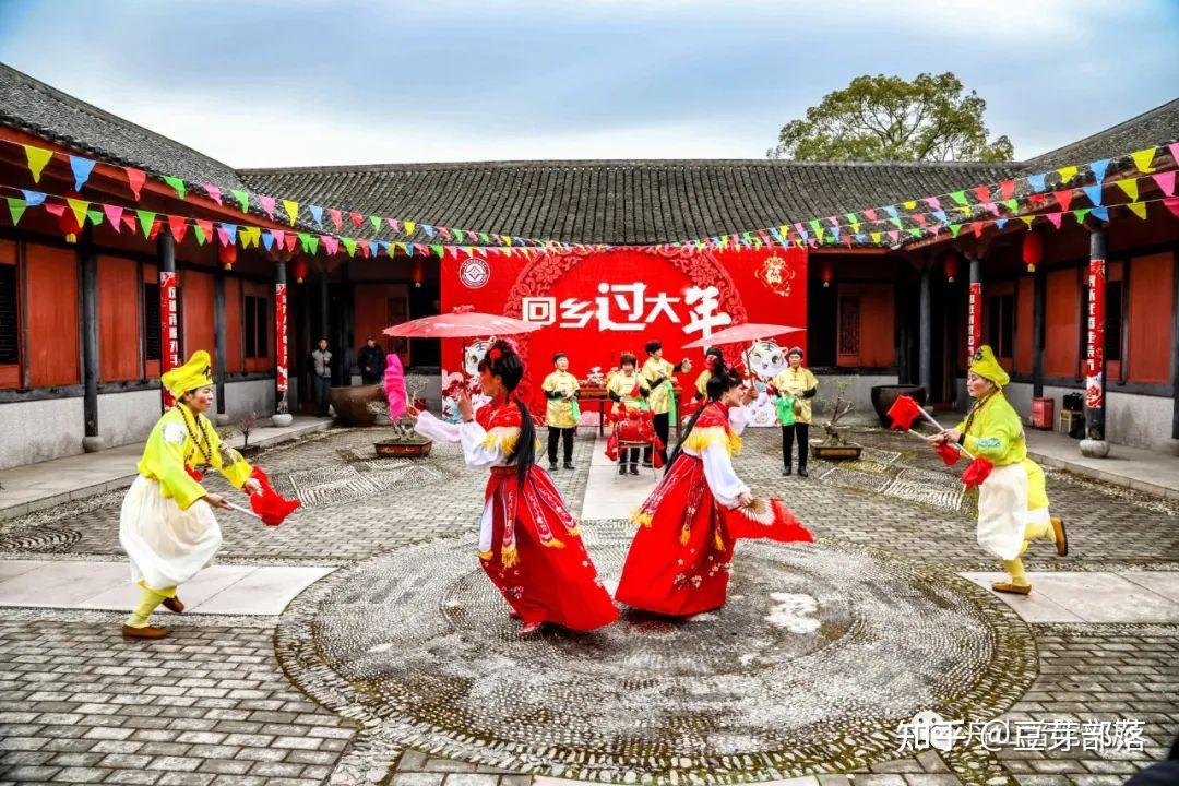 五匠馆内载歌载舞,跳蚤舞,扇子舞,舟山锣鼓.