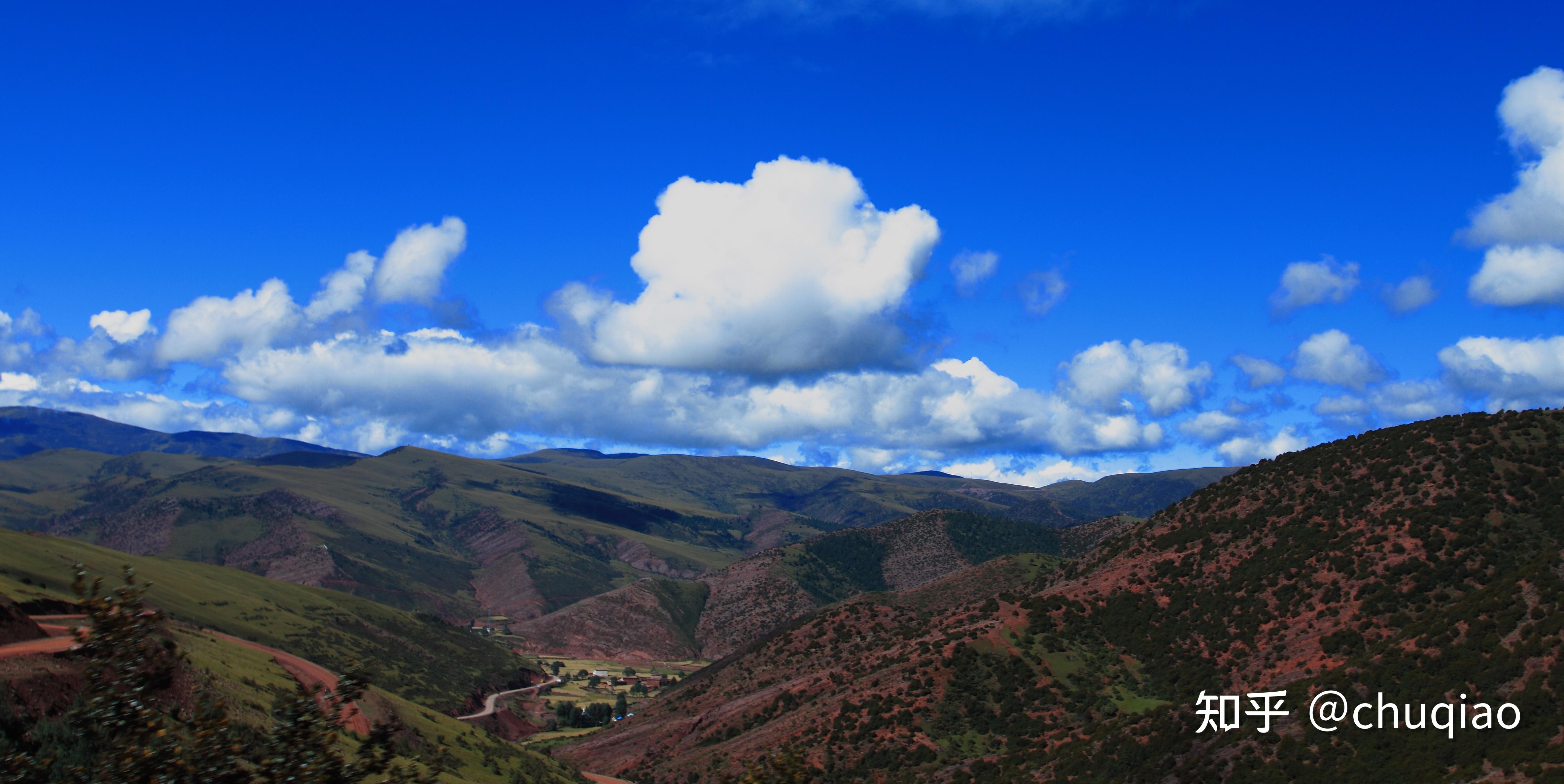 主要旅游景点有茶马古道,芒康滇金丝猴自然保护区,莽错风景区和尼果寺