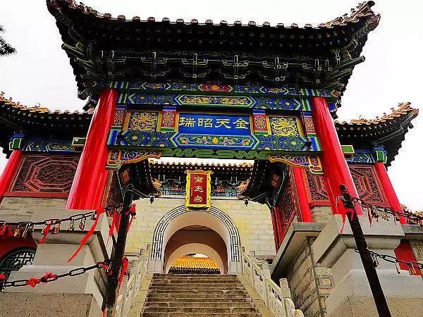 金天宫又称白帝祠,在南峰忪桧峰头,是华山主峰上祭祀华山庙的主庙,始