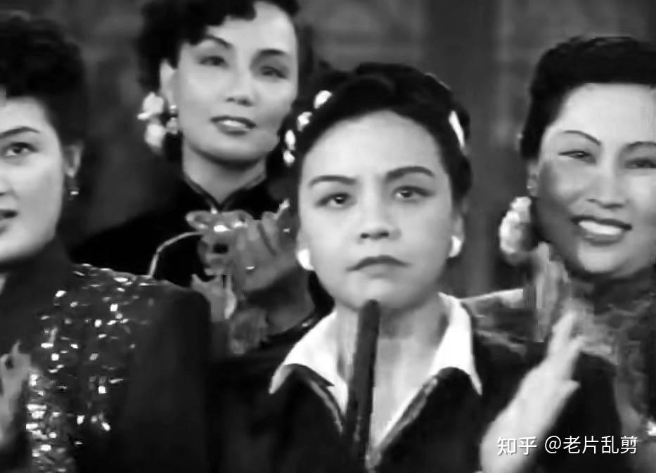1950年出演魏鹤龄主演的《人民的巨掌》同年参演赵丹领衔的《武训传》