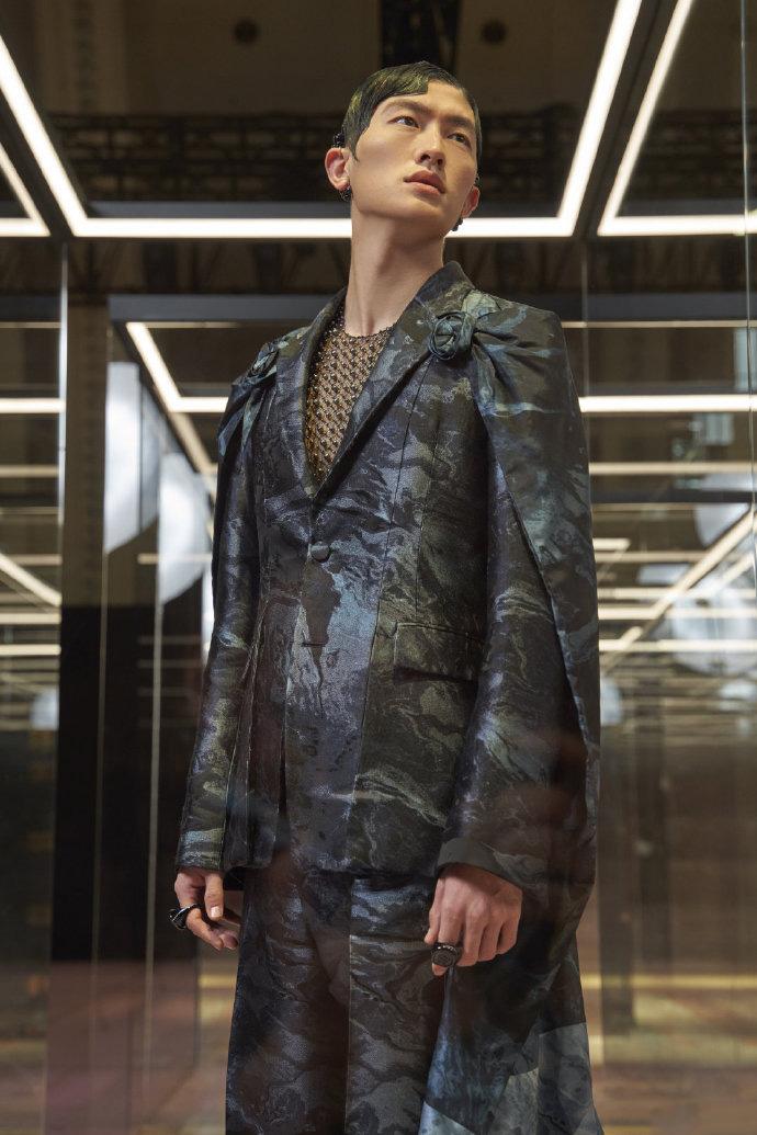 金大川身着深蓝色丝质提花及塔夫绸大理纹套装饰以塔夫绸长披风御风