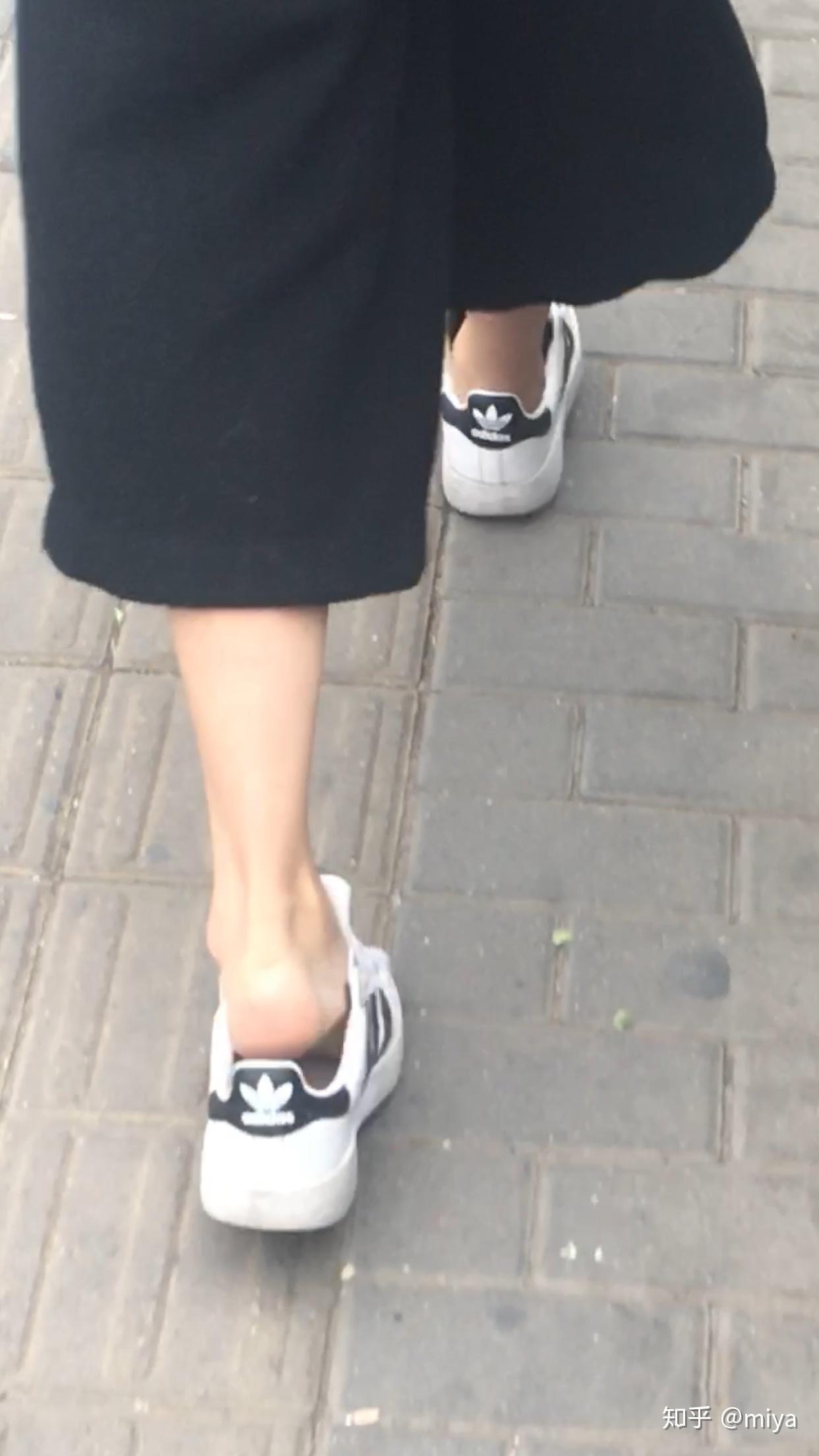 为什么很多女生女孩女人夏天不穿袜子直接穿鞋不光是凉鞋皮鞋好像也不