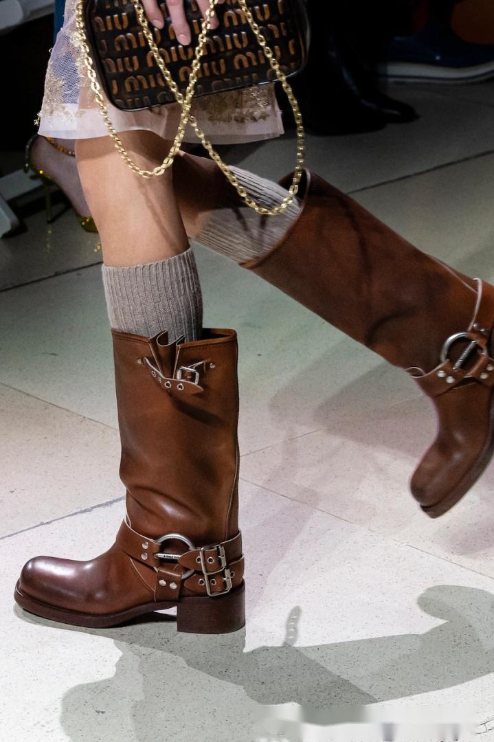 长筒靴轻松修饰腿型今年流行穿这双酷飒又时髦