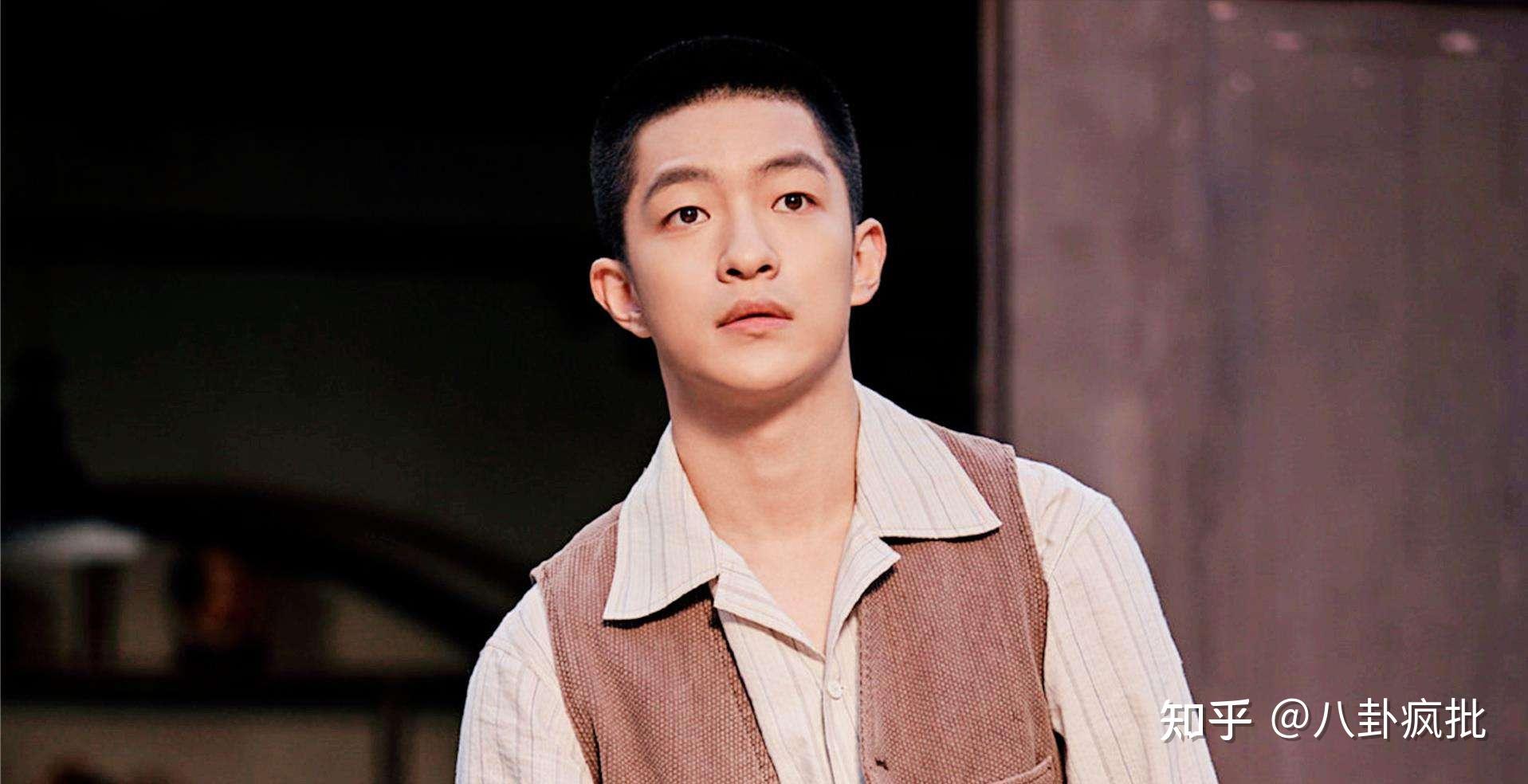 屈楚萧虽然人很渣,但是异性缘很好,最近他主动和女朋友分手,他现在很