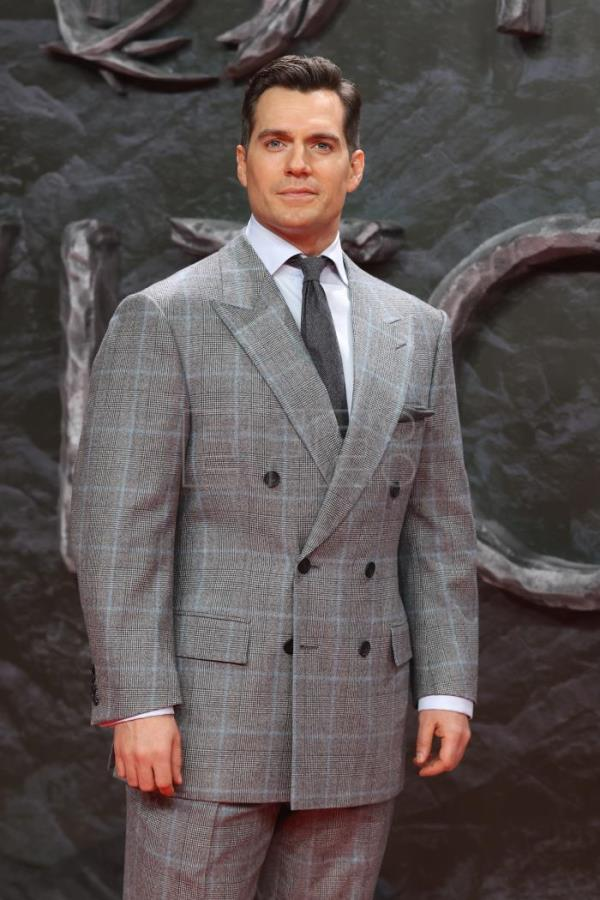 哦不,一个英俊的屠夫.氮素,健美先生穿西装.