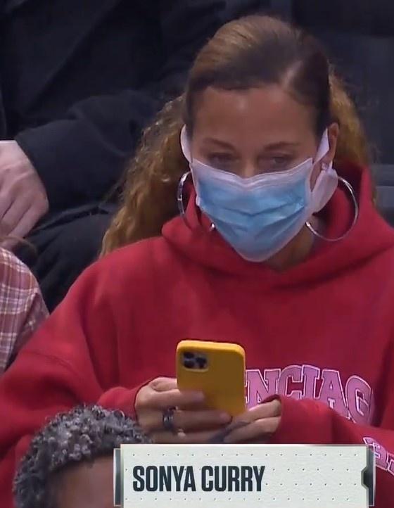 为俩儿子骄傲库里妈妈桑娅库里现场观战勇士vs76人