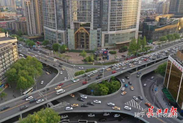 航空路立交,車流密集.記者郭良朔 攝解放大道循禮門附近,車流如梭.