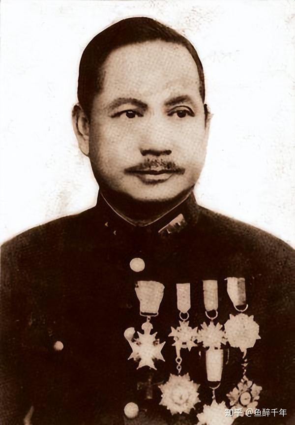 集团军总司令罗卓英当时是中将加上将衔,同时兼任第18军军长,淞沪会战