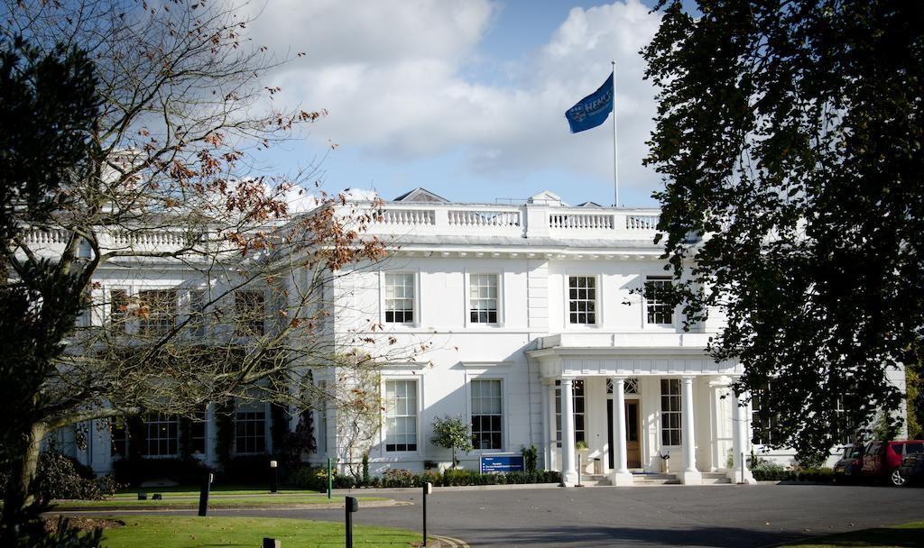 英国雷丁大学因此当她被封杀时,所有人观望,她选择去英国雷丁大学学习