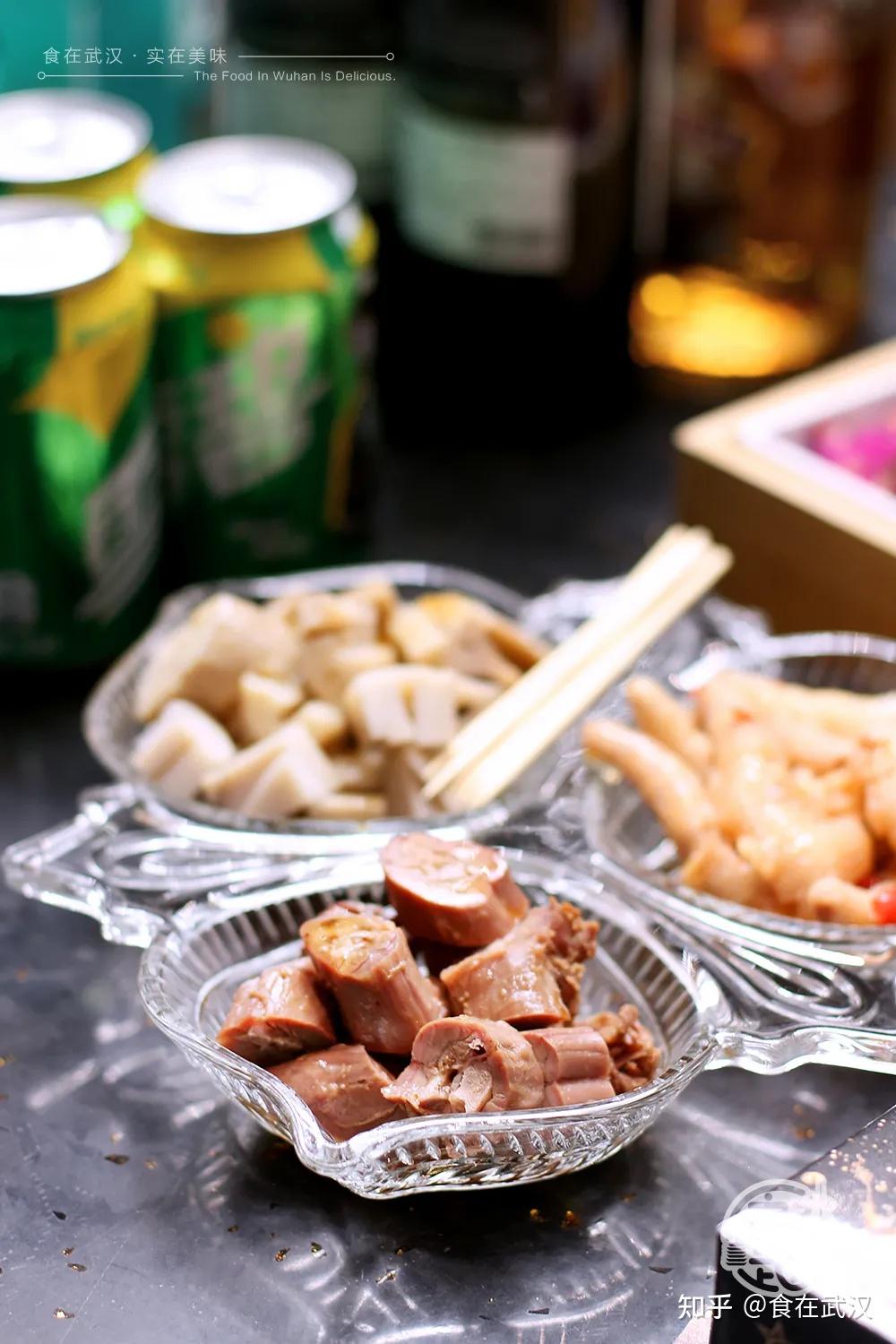 除了零食和酒水,还有精美卤味小吃,卤藕,鸭脖和鸡爪全都是经典下酒菜.