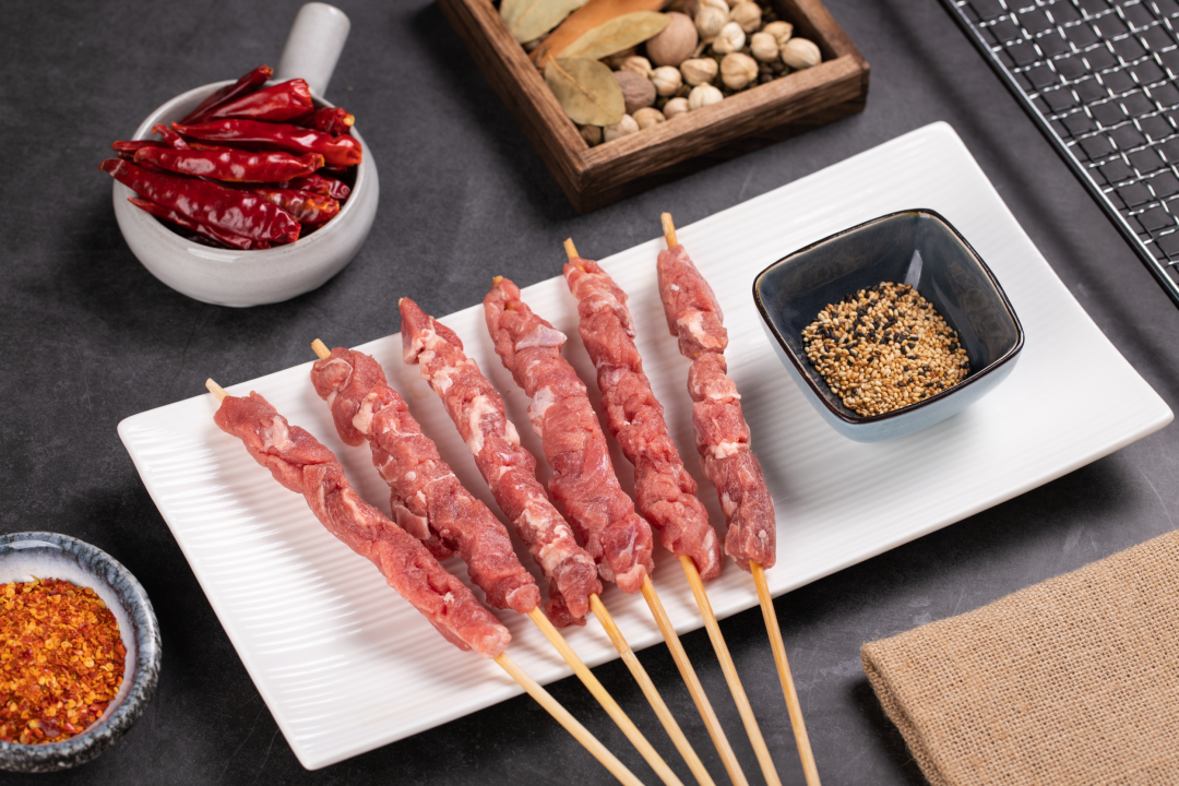 牛上脑位于肩颈部靠后,脊骨两侧,肥瘦交错比例比较均匀,但主要口感