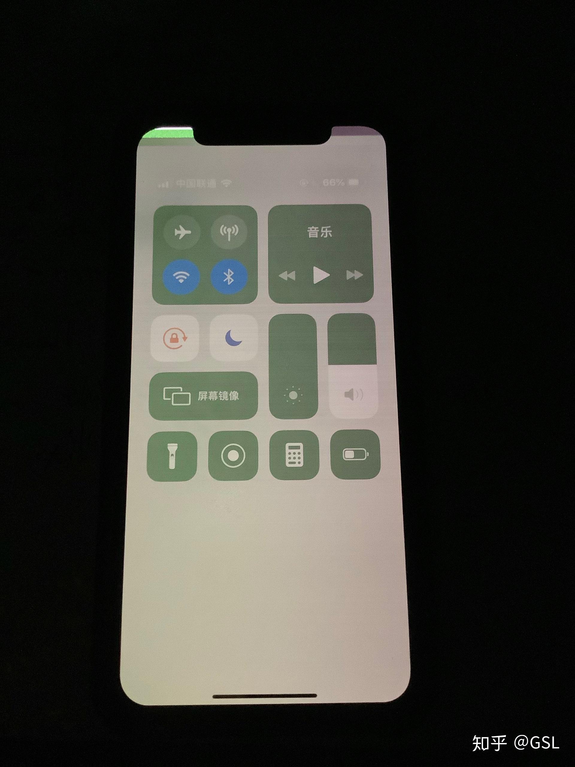 iPhone X的屏幕右上角突然有绿色光块，整体屏幕泛绿是什么回事？过一段时间又变好了? - 知乎