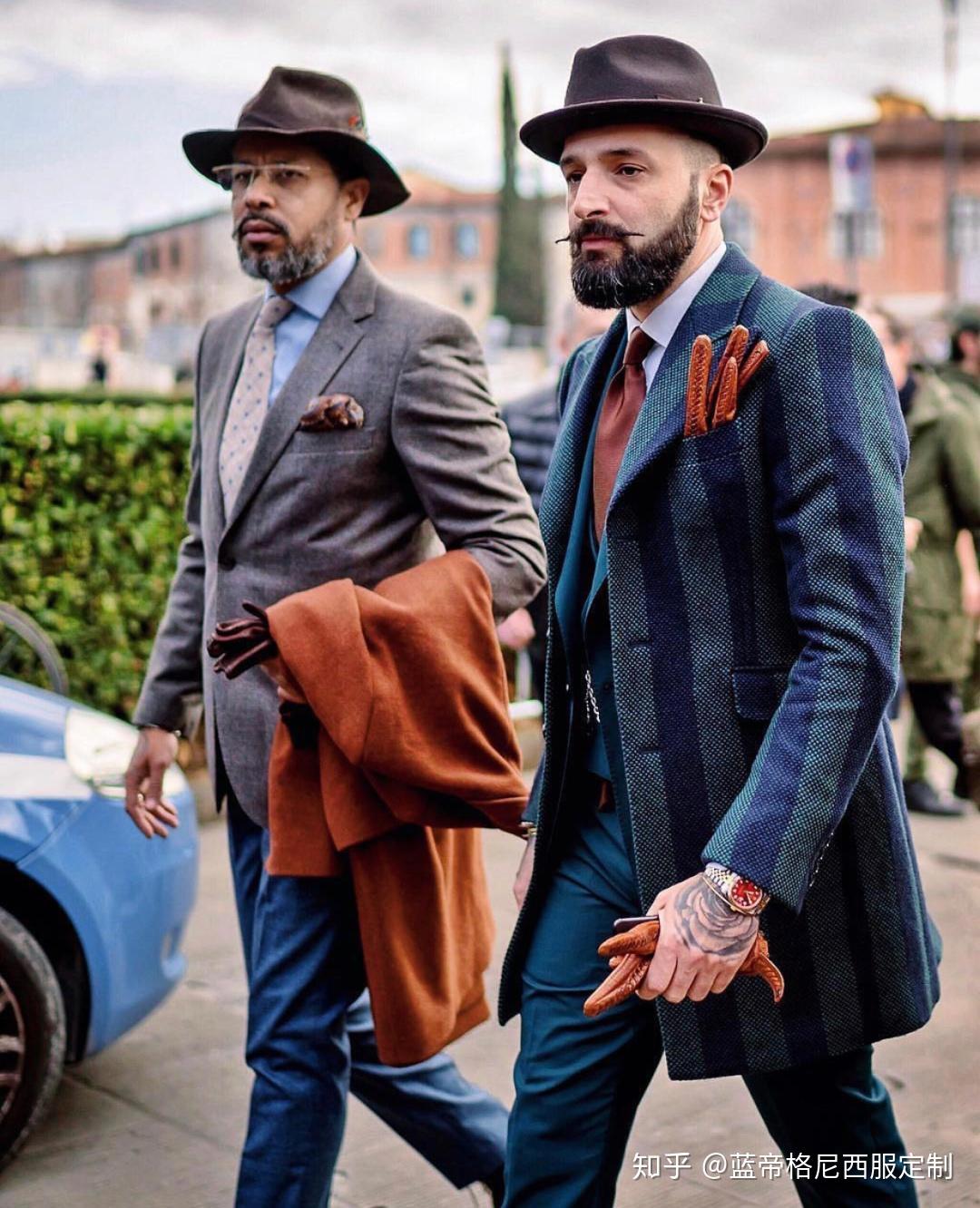 随着男士时装潮流的不断革新,旧时用来显示社会阶级的帽子逐渐发展成