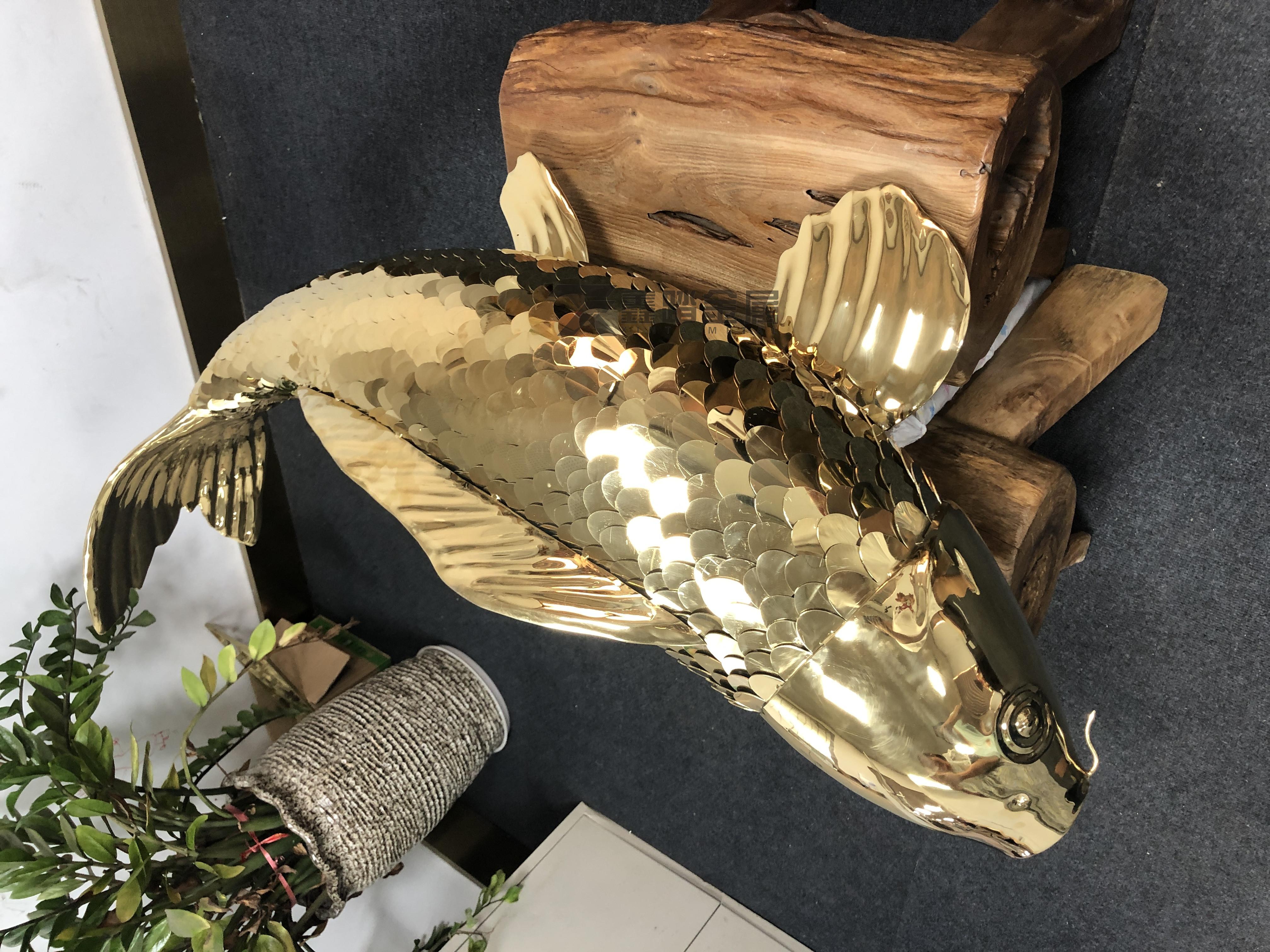 金色不锈钢锦鲤雕塑,水景装饰称赞立竿见影