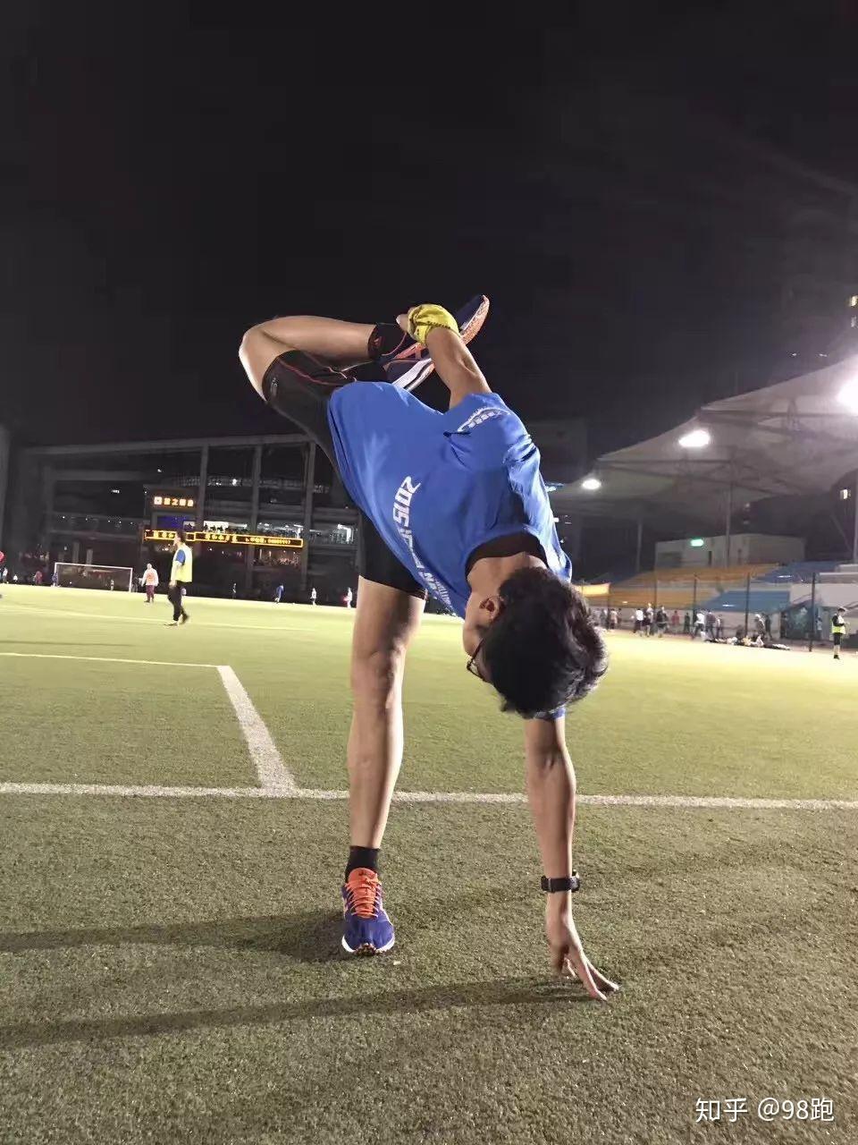 凌晨四点的费城冬天非常寒冷,天还未亮,洛奇起床,打开收音机,上街晨跑