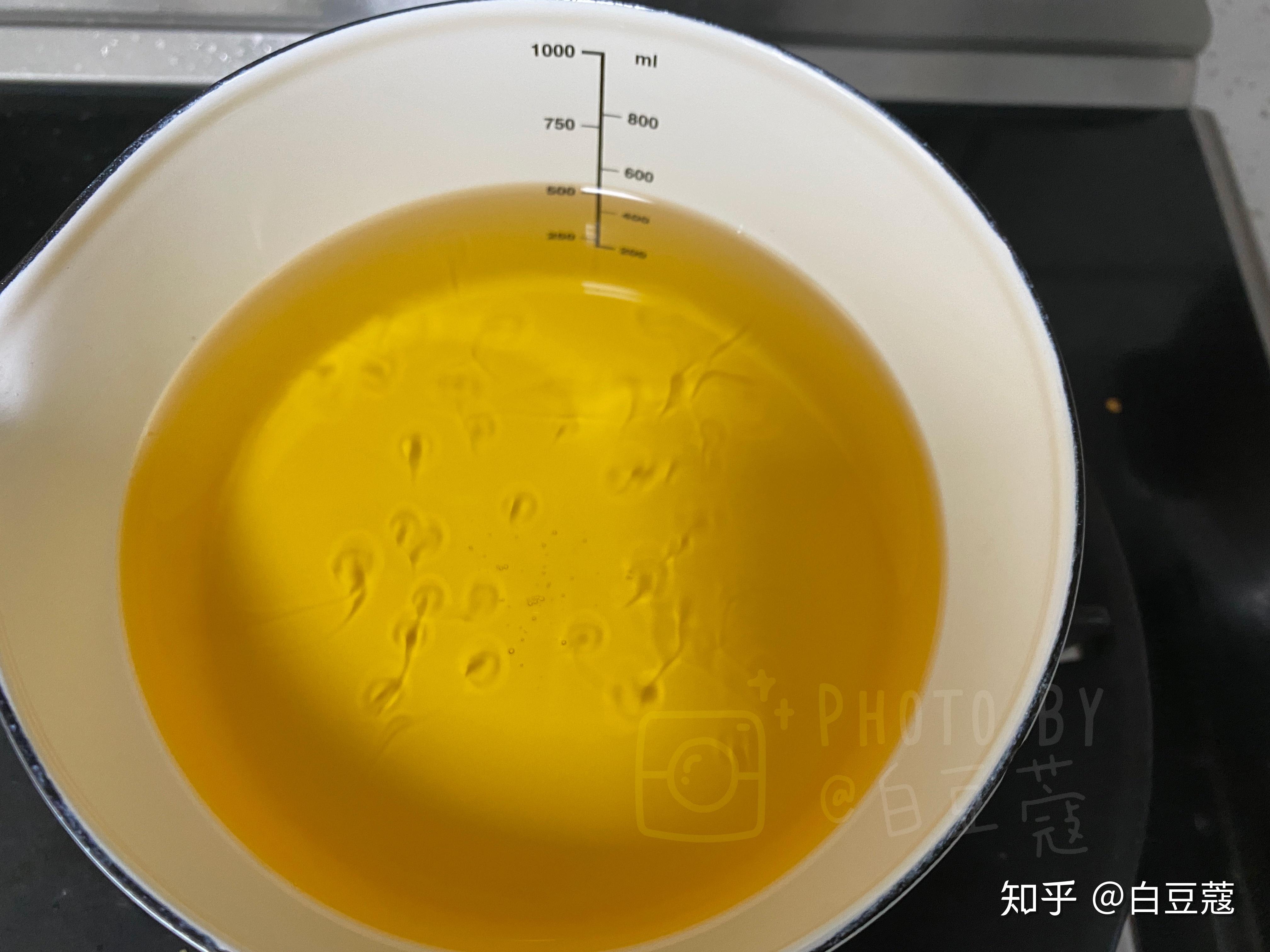 油放多少呢,我的比例是100g的干辣椒放了500g的油辣椒很吸油的,而且