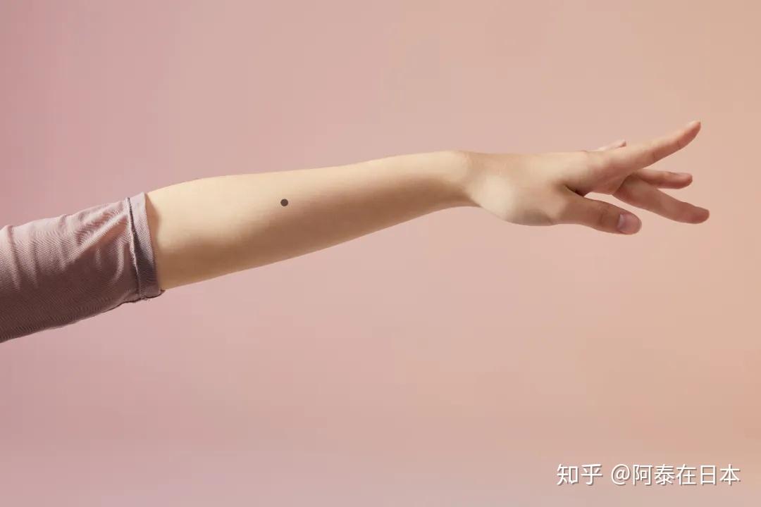若是朱砂痣,就是前世夫妻,前世缘分未尽,再续前缘.