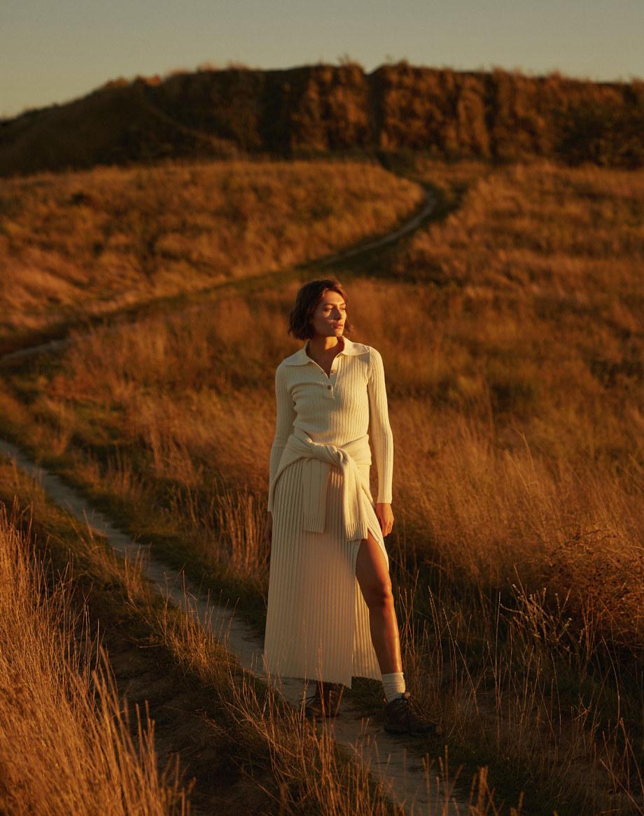 金色阳光下的女人