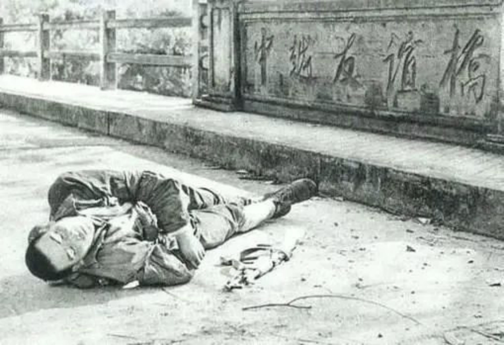 一名解放军战士在中越友谊桥遭到越军枪杀,这座大桥是中国援建的 一名解放军战士在中越友谊桥遭到越军枪杀,这座大桥是中国援建的