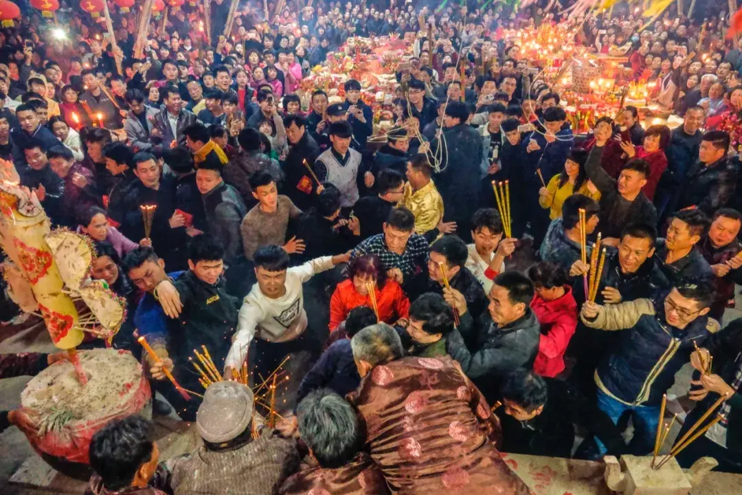 潮汕的一些老的祠堂里,还保留着全族祭祀的习俗.