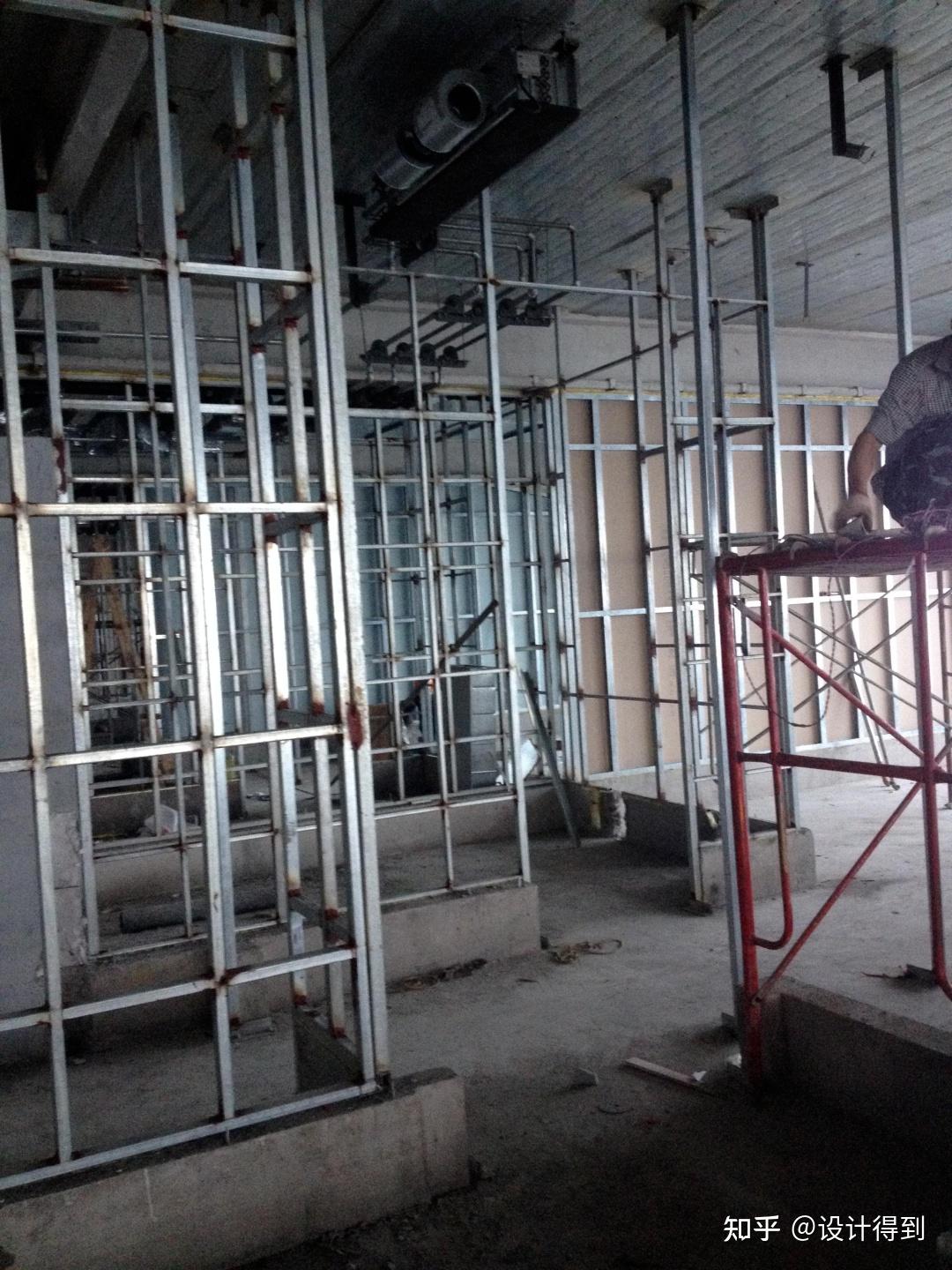 前面提到的砌筑墙体,轻钢龙骨隔墙和钢结构隔墙的优缺点,考虑楼体沉重