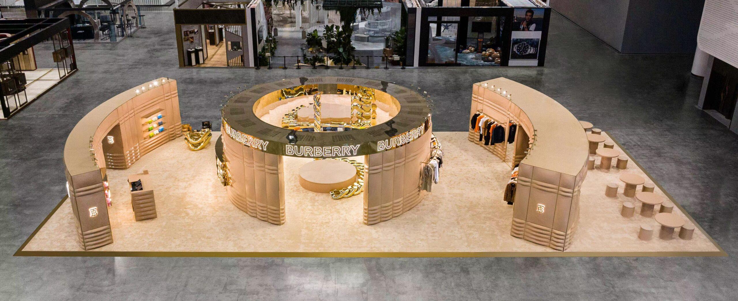 在消博会展台开幕式上,英国奢侈品牌 burberry 宣布了一项为期三年的