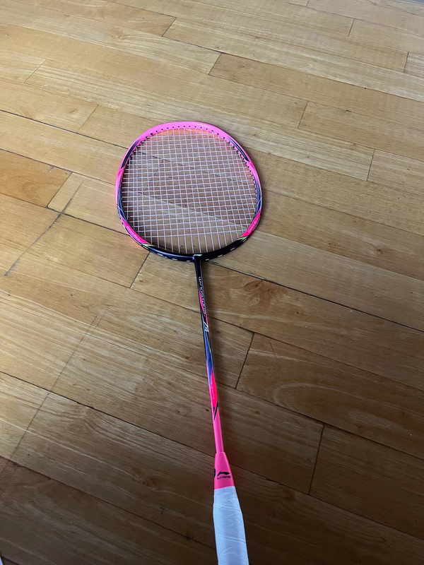 求各位大神推荐一款羽毛球拍 新手入门 拍线一起预算600以内 女生 力