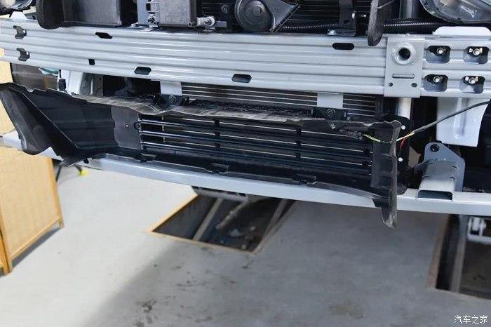 acc雷达的安装位置比较靠前,虽然也是钢板支架,但有一定的缓冲能力