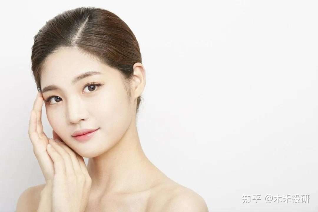 比如各种皮肤填充剂,一针打进去就行,爱美客从2018年开始就是国内第一