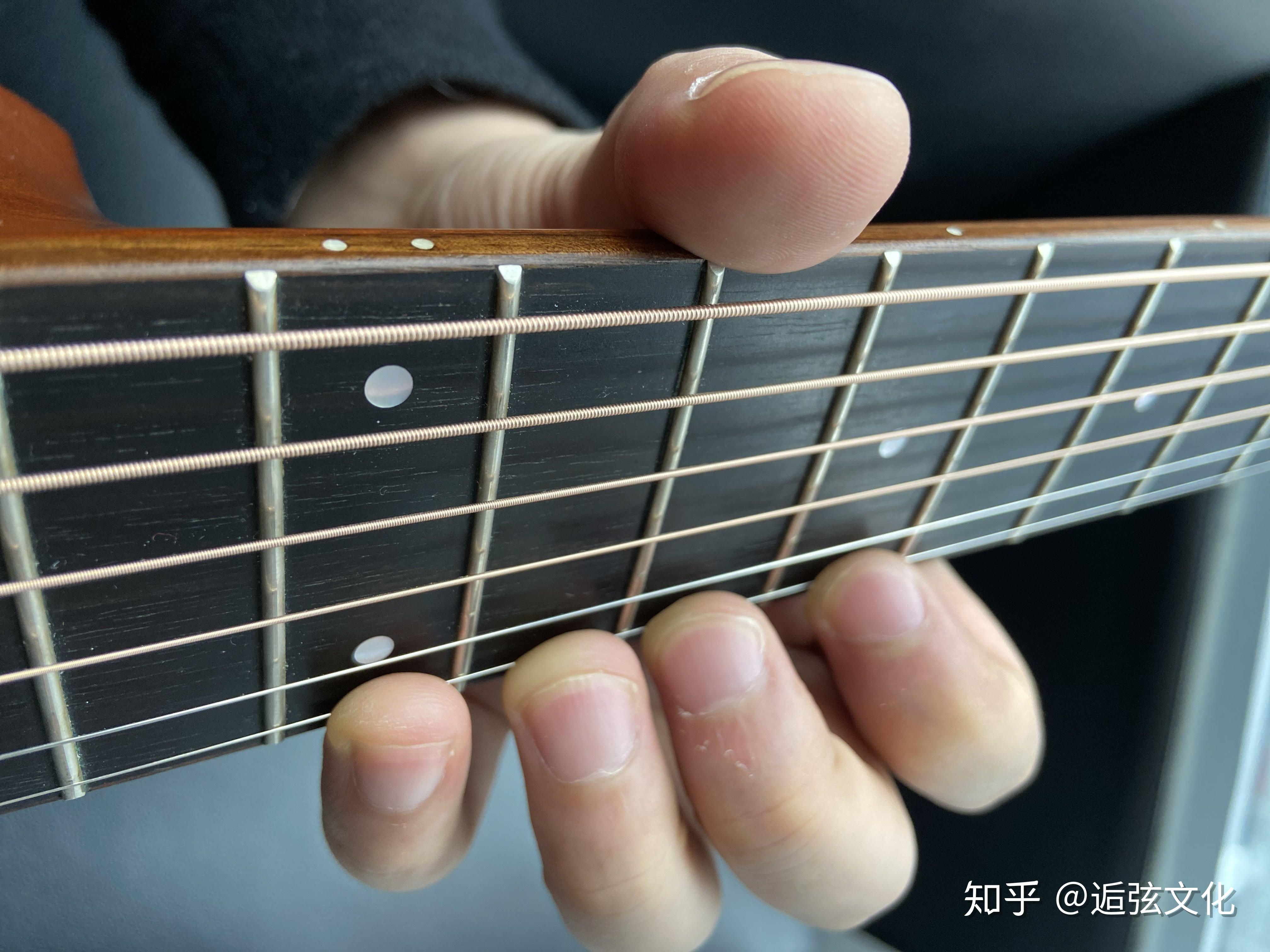 吉他干货|最正确标准的持琴姿势与右手拨弦方法 - 知乎