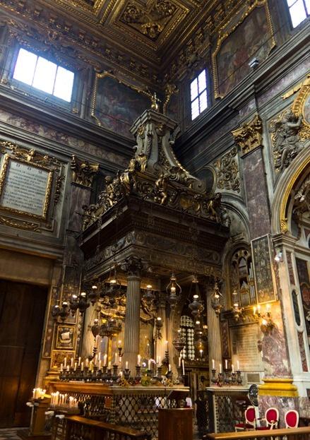 佛罗伦萨-圣母领报圣殿-3 摆放灯烛的一座祭坛(位于中殿一角)【439x