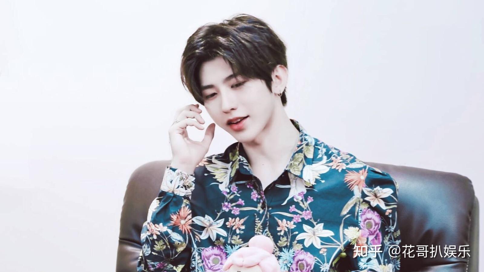 后来他出道的这个团解散了,而蔡徐坤和271的合约也到期了,于是蔡徐坤