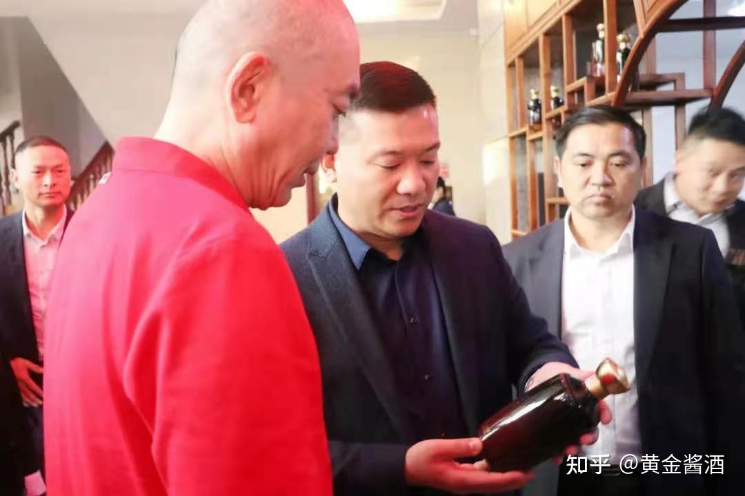 史玉柱先生刘伟总裁一行到黄金酱酒酒厂视察指导工作规划未来发展