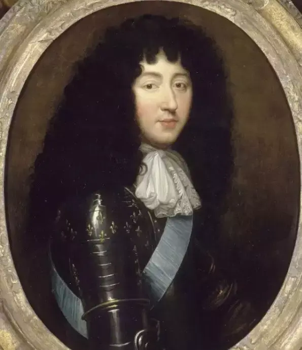 剧中王弟奥尔良公爵菲利普那么让"太阳王"又爱又恨的王弟奥尔良公爵