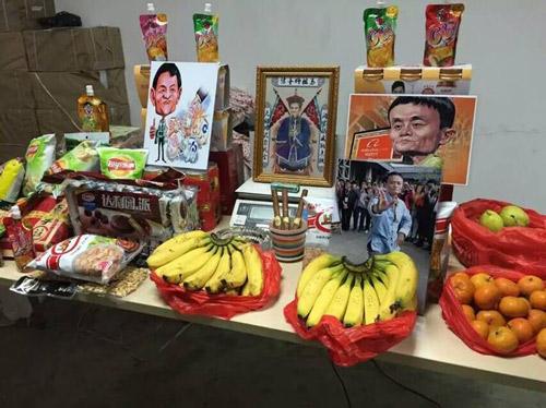 双11祖师爷这待遇那叫一个杠杠的,什么香蕉,香烟,雪茄,红牛,瓜子等,别