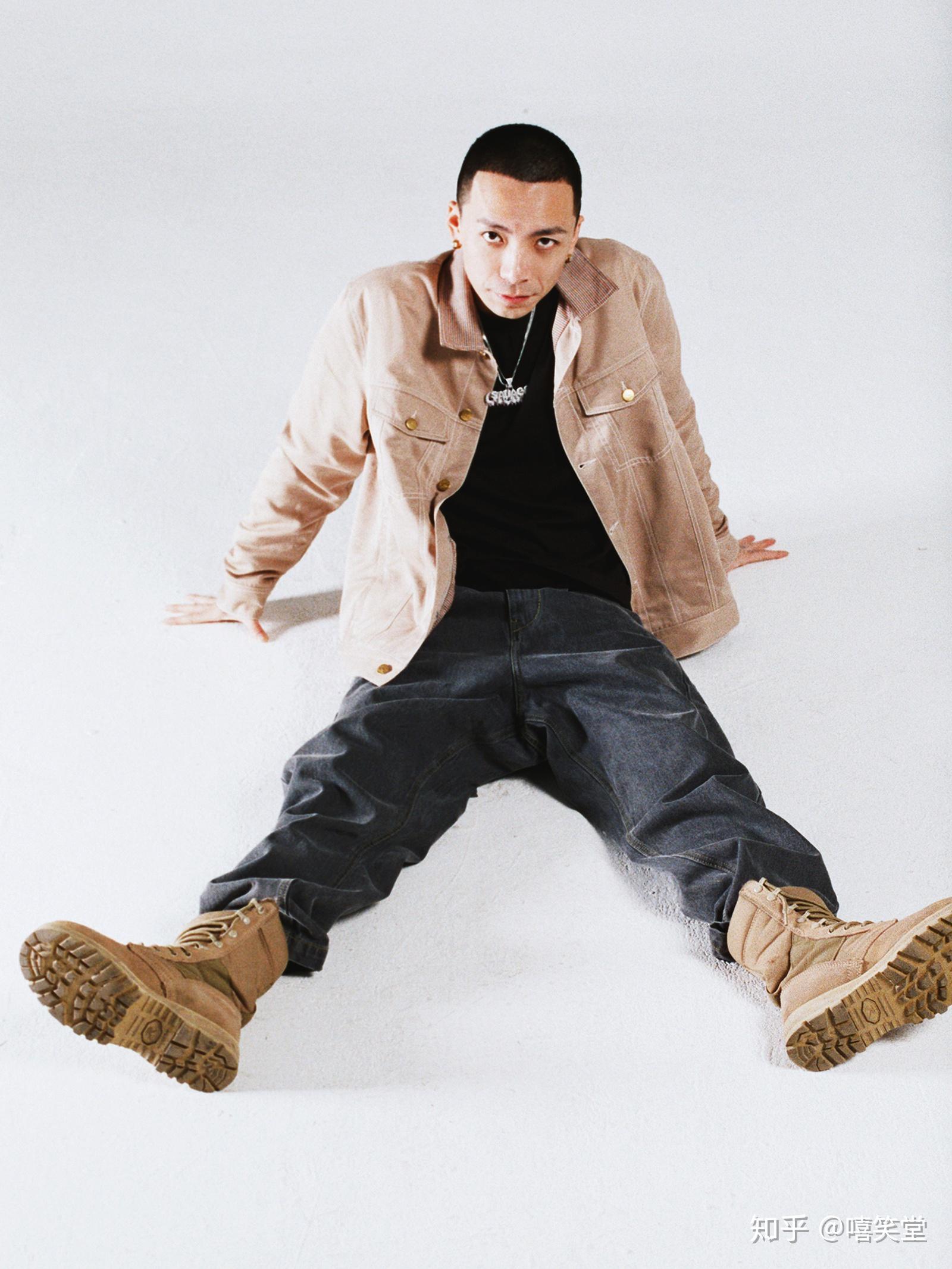 王嗣尧也是gosh的早期成员,turbo毕业于温哥华电影学院,不一样的经历