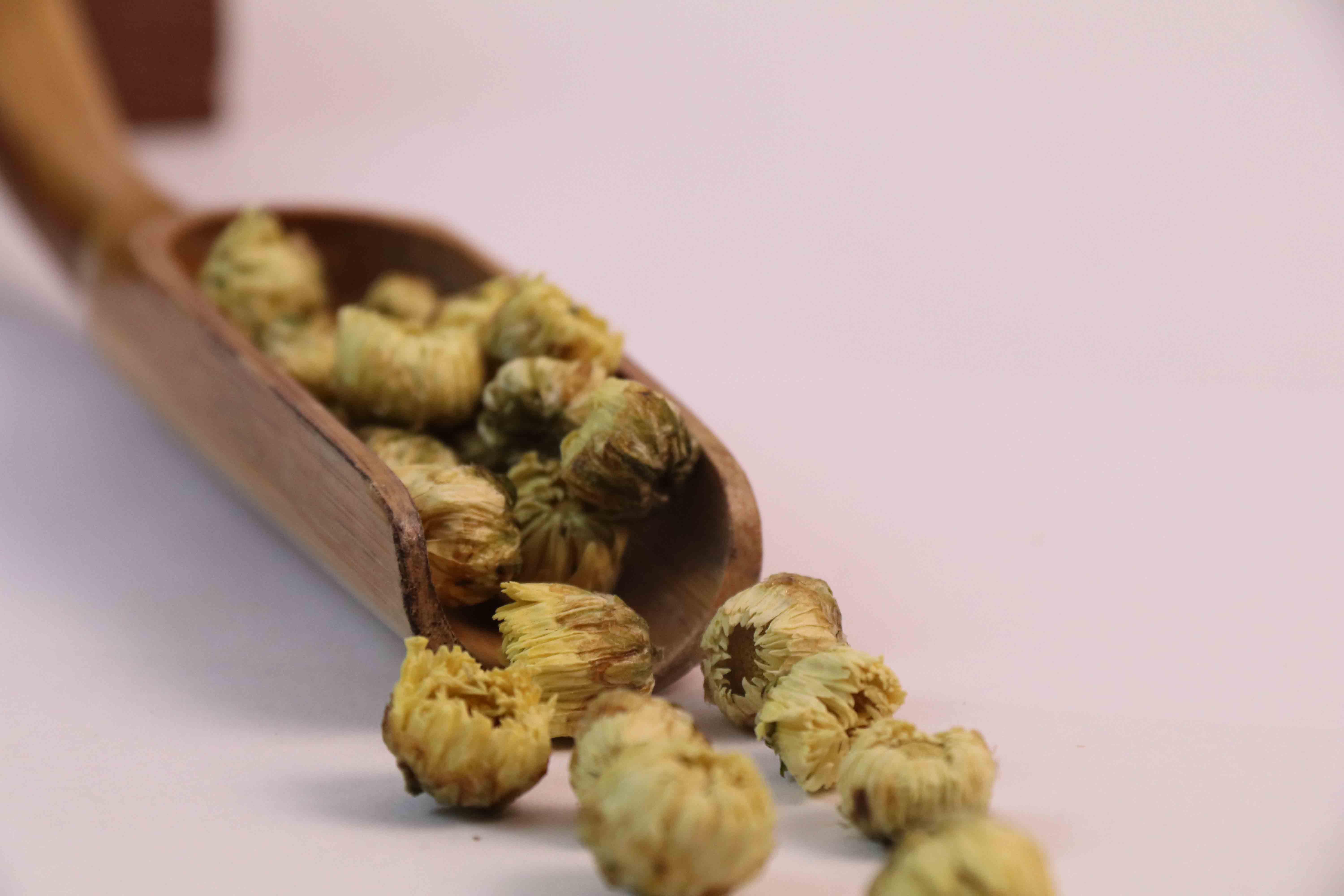 在《本草纲目》中对菊花茶的药效有详细的记载:性甘,味寒,具有散风热