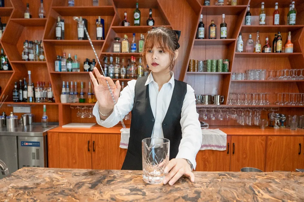 作为一个调酒师需要具有市场敏锐度,不断学习更多的酒水知识,搭配技巧