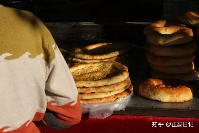 馕,打馕的过程,馕古代称“胡饼”新疆自驾游摄影游记 - 知乎