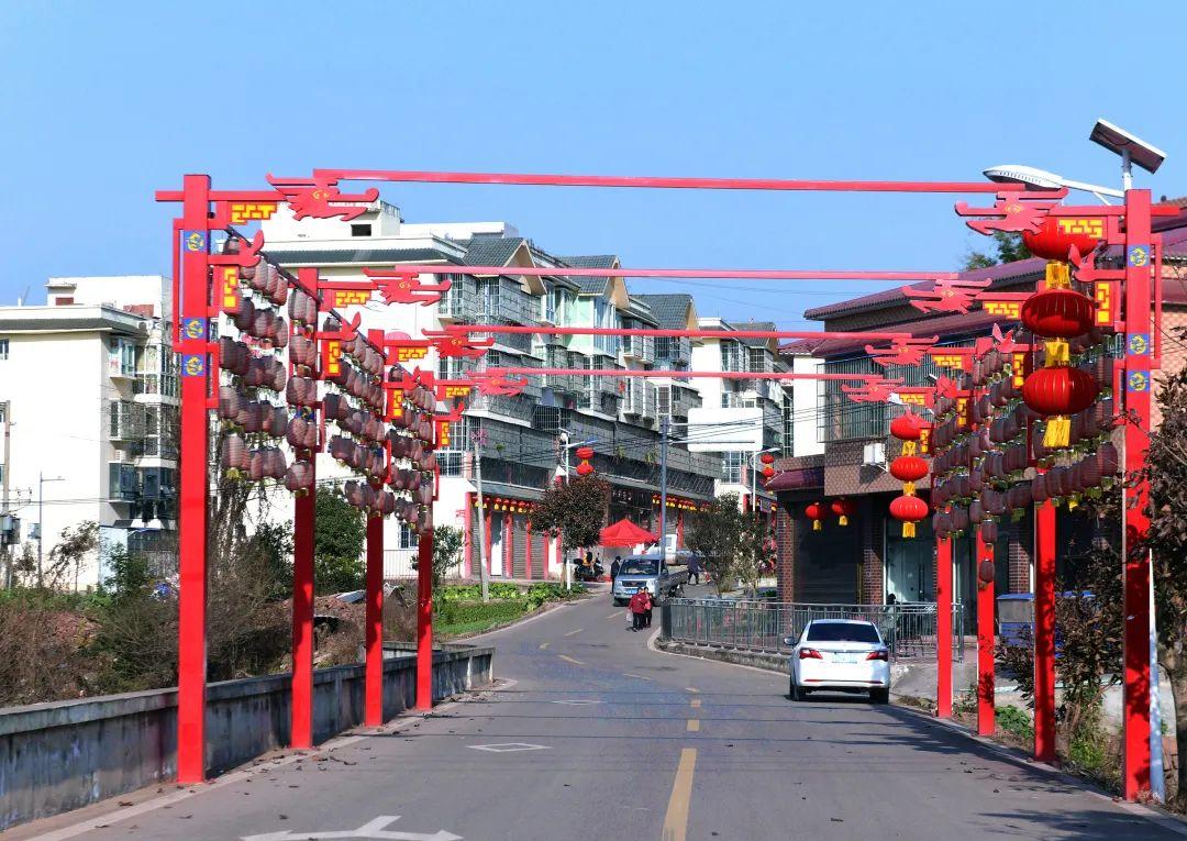 而我县金龙镇制作灯笼历史悠久,灯笼年产值4000万元,吸纳外出务工500