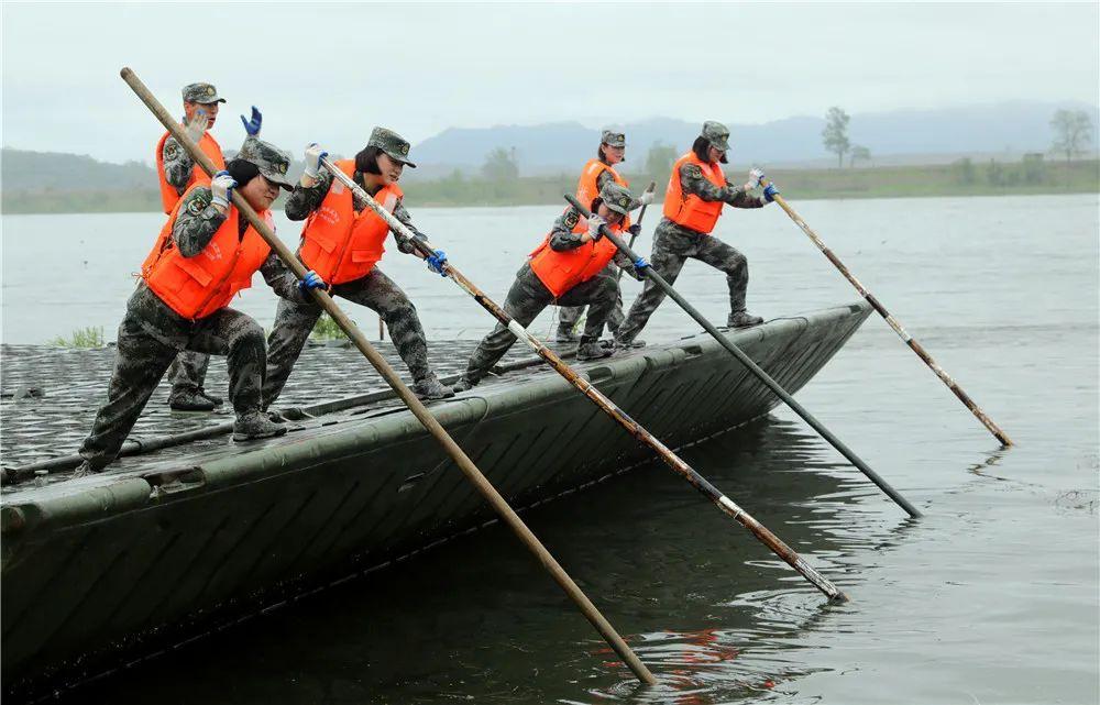 舟桥女兵波涛上铁臂架钢桥