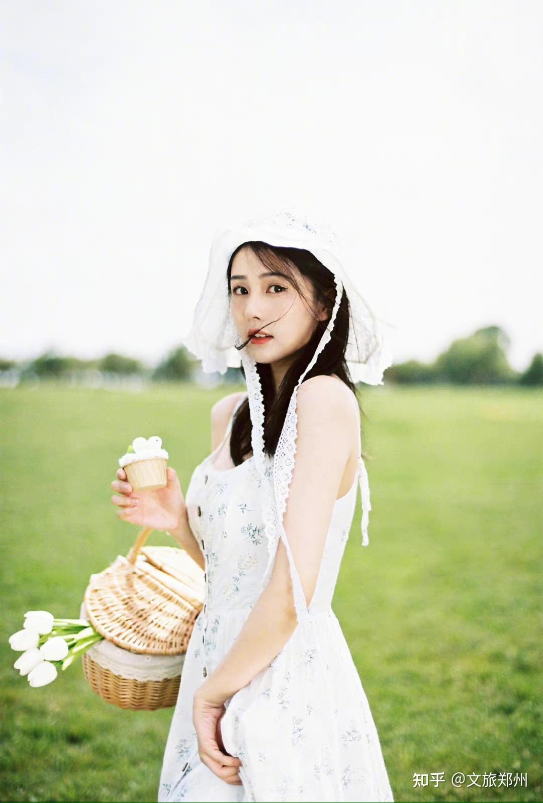 演员白鹿碎花吊带裙配白色草帽美成初恋