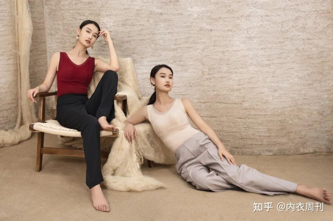 美好的裸色系,一眼便有种被温柔拥抱住的柔和感,带来宁静舒适的亲和感